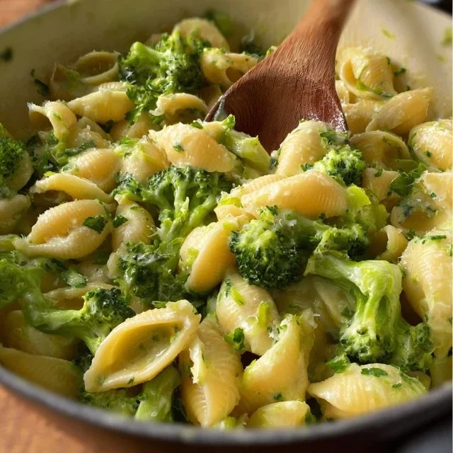 One Pot Healthy Broccoli Mac and Cheese